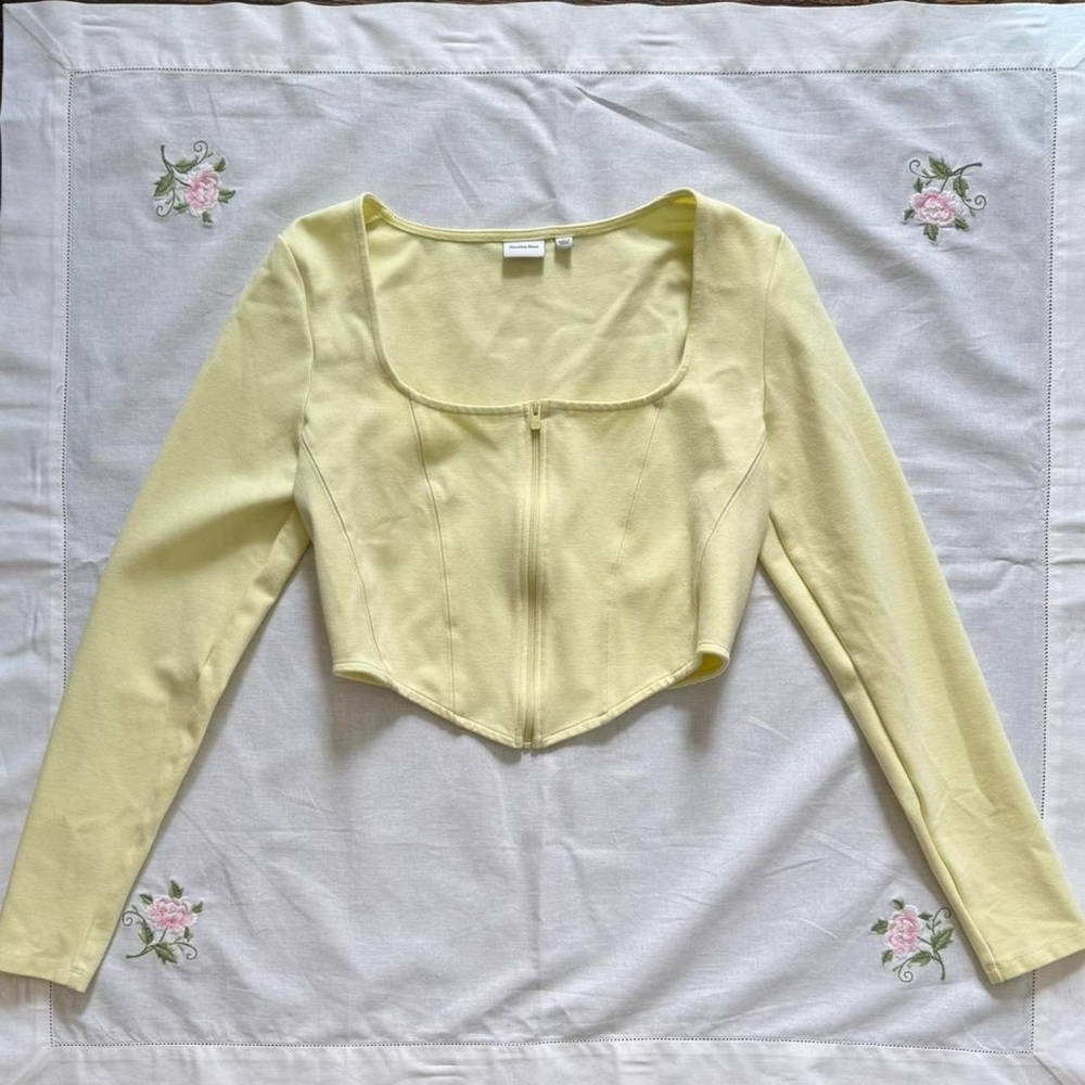 pale yellow Aritzia Sunday Best zip up long sleeve crop/corset-style top size M